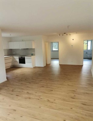 Neuwertige Wohnung mit vier Zimmern sowie Terrasse, EBK und zwei Tiefgaragenplätze