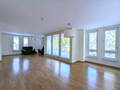 Helle, große 5-Zimmer Maisonette-Wohnung nahe Rathaus Steglitz