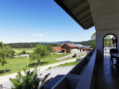 1-/2 Familienhaus in traumhafter Aussichtlage mit ca. 1.100 Grund - herrlicher Garten -Nh. Regen!