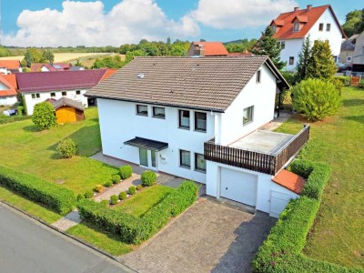 Mitten im Frau Holle Land: Familienfreundliches Einfamilienhaus mit traumhaftem Grundstück in grü...
