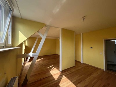 Helle Mansardenwohnung mit neuem Bad und Einbauküche nahe Uni