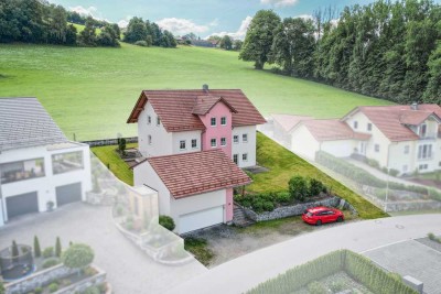 Wohnen mit Weitblick – großzügiges Zweifamilienhaus mit Einliegerwohnung und Doppelgarage!