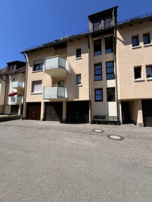 Geschmackvolle, sanierte 2-Zimmer-Dachgeschosswohnung mit geh. Innenausstattung mit Balkon und EBK