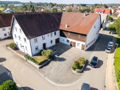 Zweifamilienhaus mit geräumigen Lagerflächen und angrenzenden Scheunen