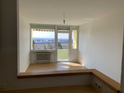 Sanierte Wohnung mit zwei Zimmern sowie Balkon und EBK in Neu Esting