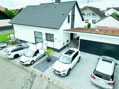 Wohnglück auf zwei Ebenen – Stilvoll modernisiertes Einfamilienhaus mit Gartenidylle