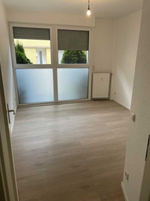 Exklusive, sanierte 2,5-Zimmer-EG-Wohnung mit geh. Innenausstattung mit Balkon in Korschenbroich