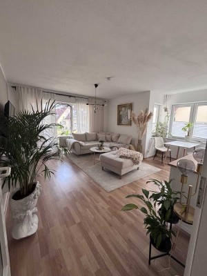Großzügige, helle 2-Zimmer-Wohnung mit Balkon & maßgefertigte Einbauküche