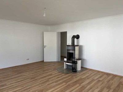 Renovierte Wohnung mit 4 Zimmern, Kamin, Terrasse, Garten und EBK