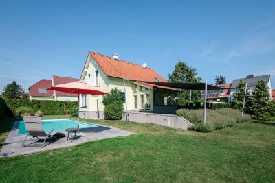 Zuhause im Glück! Erstklassiges Einfamilienhaus mit Balkon, Terrasse und Garten samt Pool in absoluter Grünruhelage im Zehnerviertel