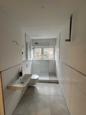 Neu sanierte helle 2-Zimmer Wohnung mit Balkon in Düsseldorf-Wersten