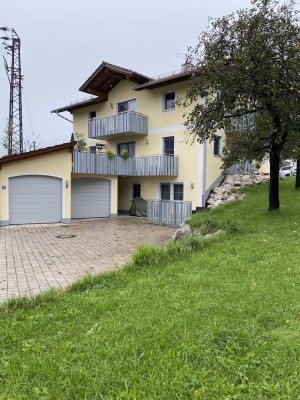 3½-Zimmer-EG-Whg., Neubau 2021, mit großer S/W+S/O-Terrasse mit Bergblick und Einzelgarage.