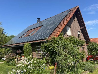 KARSTEN IMMOBILIEN ermöglicht Ihnen: Wohnoase im Grünen, wunderschönes Zweifamilienhaus in Auhagen