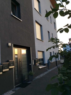 Gepflegte 3,5-Zimmer-Maisonette-Wohg mit Balkon und E-Tankstelle ab 1.3.25 für Wohn-Büro-Kombi