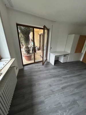 Zimmer mit eigenem Bad und Küche sowie Balkon