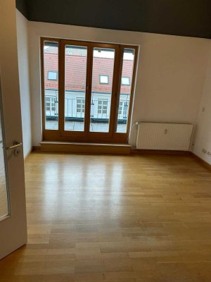 Schöne 2-Zimmer-Dachgeschosswohnung mit Balkon und Einbauküche in Neustrelitz