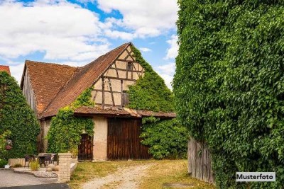 Einfamilien-Fachwerkhaus mit 3 Garagen