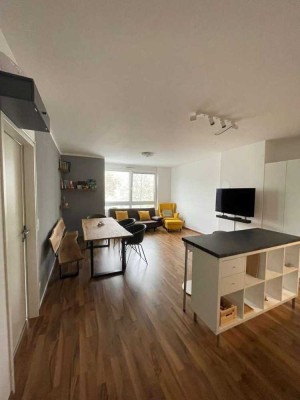 Geschmackvolle, vollständig renovierte 1,5-Raum-Wohnung mit Balkon und Einbauküche in Buxtehude