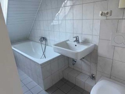DG-Wohnung im Spitzboden, 3,5 Zi., 50 qm, frisch renoviert, ab sofort zu vermieten  3. OG