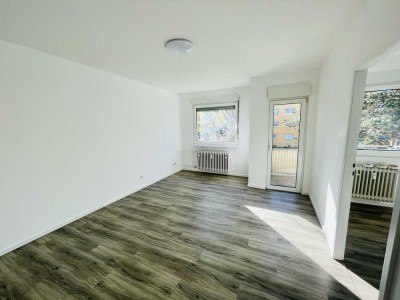 Stilvolle, voll-sanierte 2 ZKB Balkon Keller zum Neubezug (Bad+Küche NEU+EDEL) !!