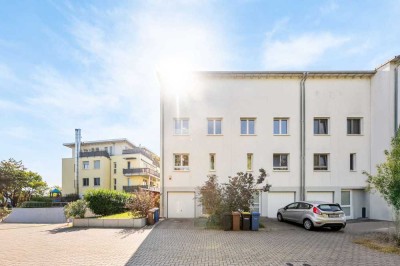 Lichtdurchflutetes Reihenendhaus mit Seeblick in familienfreundlicher Umgebung