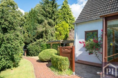 Licht, Charme & Gartenidylle – Gepflegte Doppelhaushälfte mit Wintergarten in ruhiger Waldrandlage!