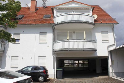 2-Zimmer Wohnung mit Balkon, Stellplatz & Einbauküche in Raunheim