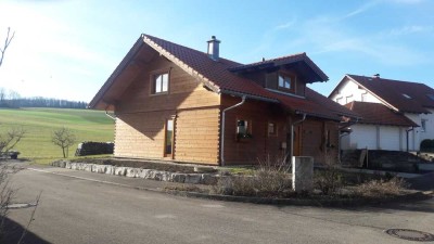 Ansprechende und neuwertige 2,5-Zimmer-Dachgeschosswohnung mit Balkon und EBK in Böhmenkirch