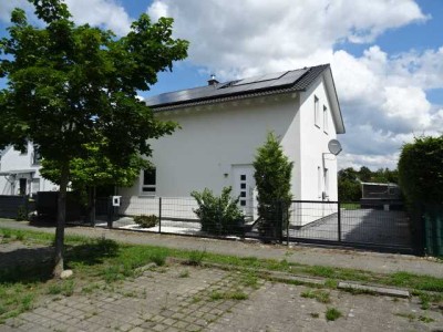 Modernes Einfamilienhaus mit pflegeleichten Garten zum Wohlfühlen