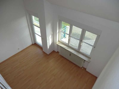 Helle 2-Zimmer-Galerie Wohnung mit Balkon in Unterföhring