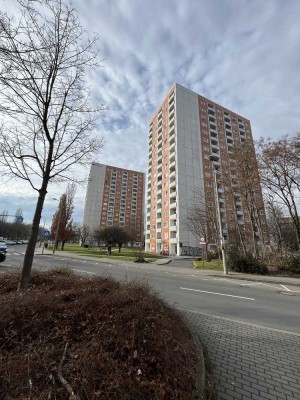 für eine Person-2 ZKB Wohnung im 14.OG *ab sofort* zu vermieten