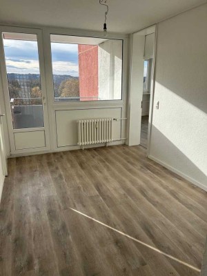 Großzügige 2 Zimmer Wohnung in der 6 Etage, mit Balkon und Aufzug