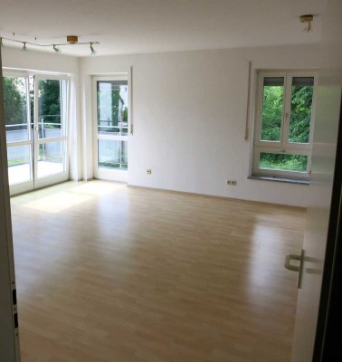 Wunderschöne 2-Raum-Wohnung mit gehobener Innenausstattung und Einbauküche in Friedberg/West