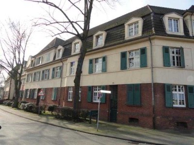 Sehr schöne 2-Zimmer-Altbauwohnung mit Einbauküche und Laminat!!!