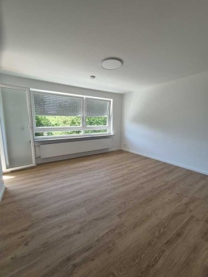 Erstbezug nach Sanierung - 1-Zimmer-Whg. mit EBK, TG Stellpl. u. Süd-Balkon - Blick zum Friedhof