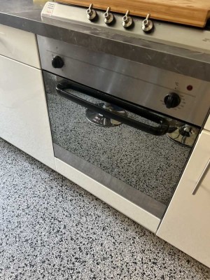 Stilvolle, neuwertige 2,5-Zimmer-Erdgeschosswohnung mit Balkon und EBK in Hannover