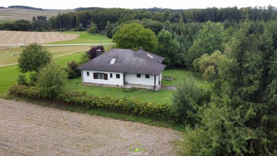 E I N Z E L L A G E !!! Wohnhaus mit traumhaften Garten
