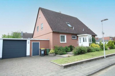 Charmantes Einfamilienhaus mit Schwimmhalle, Wintergarten und Kamin – Okal Fertighaus