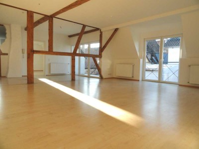 sehr schöne, ausgefallene, loftartige Wohnung mit EBK in guter Lage in Neuhofen!!!