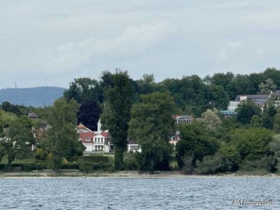 Sehr gepflegte Villa in
naturnaher Lage mit Ruhe, See- und Alpensicht und parkähnlichem Ambiente!