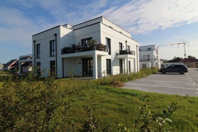 Exquisite Eigentumswohnung in hervorragender Ausführung mit Einbauküche, 2 Terrassen und Stellplatz