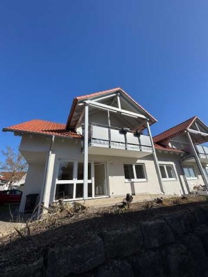 Renovierte 4,5 Zimmer EG-Wohnung mit EBK, Terrasse, Stellplatz und Garage in Öschelbronn, WM: 1.380€