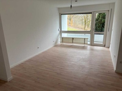 Erstbezug nach Kernsanierung: Helle 3-Zimmer-Souterrain-Wohnung mit Balkon