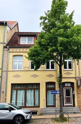 MEHRFAMILIENHAUS - CHARMANTES ANLAGEOBJEKT IN ZENTRALER LAGE & OSTSEENÄHE