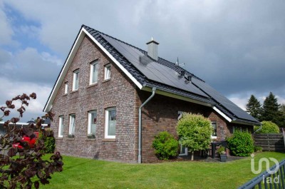 Platz für die ganze Familie – KfW55-Einfamilienhaus mit PV-Anlage in Langholt