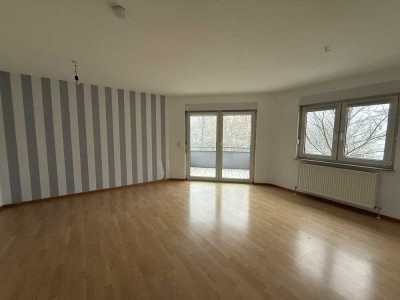 Gepflegte Eigentumswohnung mit zwei Balkonen und Kellerraum in zentraler Lage von Homburg- Erbach