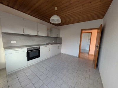 Helle 2,5-Zimmer Wohnung mit Balkon:  Bad, WC & Einbauküche neu!