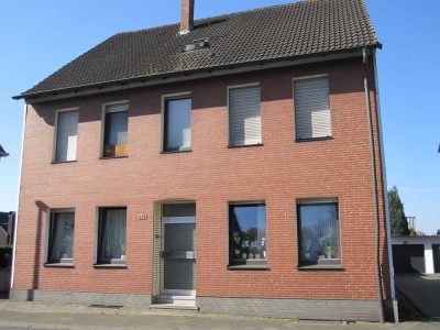 Freistehendes 3 Familienhaus, 3 Garagen, 1 Carport, ca. 220 m² Wfl., + 1935 m² Grundstück.