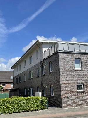 Helle, neuwertige 2,5-Zimmer-Wohnung mit gehobener Innenausstattung mit Einbauküche + Balkon