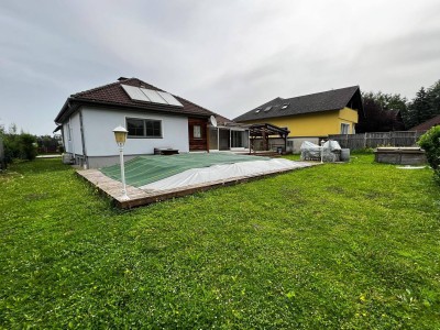 Vollunterkellerter Holzriegel-Bungalow in Amstetten-Neufurth samt Garten, Pool &amp; Carport!